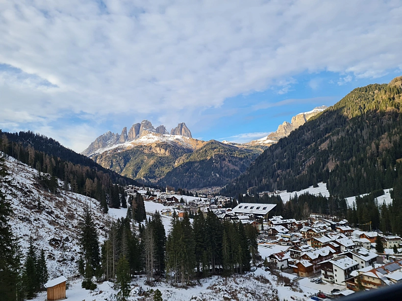 מראה מהרכבל לעבר העיירה קאנאציי בדולומיטיים
