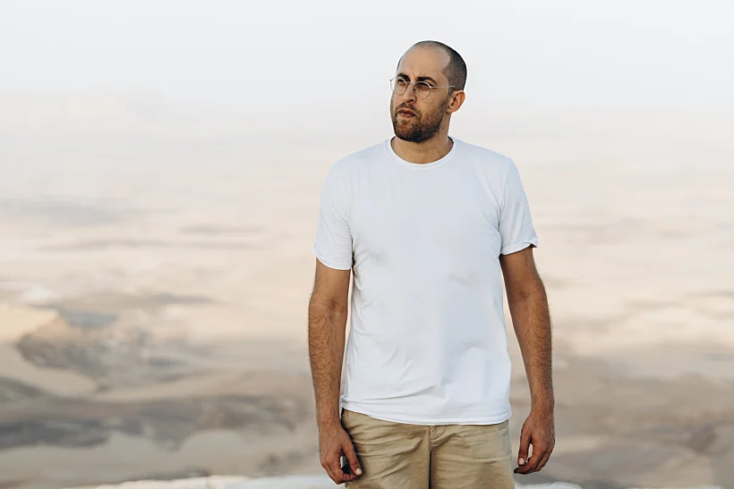 גיא הינן על רקע נופי מצפה רמון