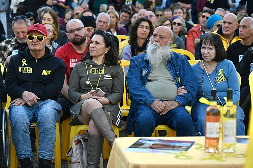 דני מירן, אביו של שורד השבי עמרי מירן, בקבלת שבת בכיכר החטופים בת"א