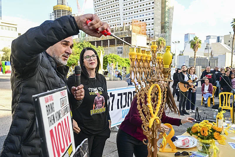 טליק ואיציק גואילי בקבלת שבת והדלקת נר בכיכר החטופים שבת"א