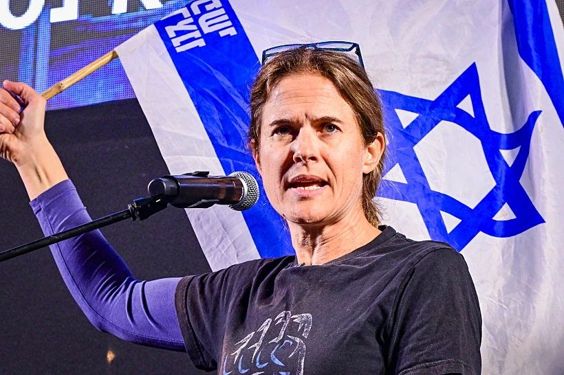 שקמה ברסלר בהפגנה בכיכר הבימה בת"א