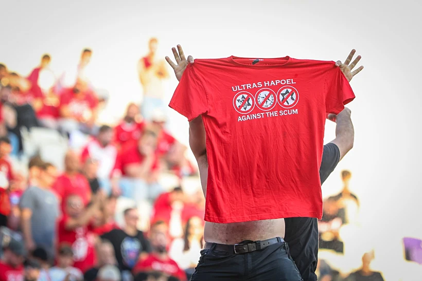 אוהדי הפועל תל אביב עם חולצת הסערה בבלומפילד