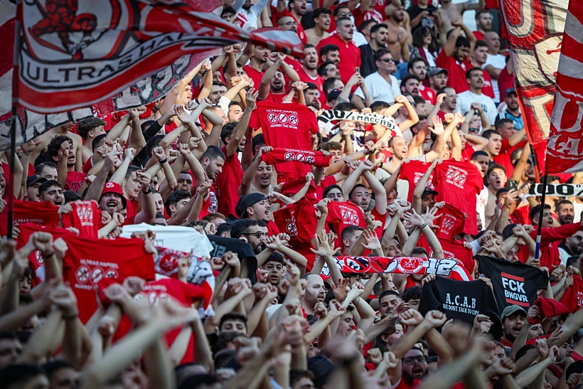 אוהדי הפועל תל אביב עם חולצת הסערה בבלומפילד