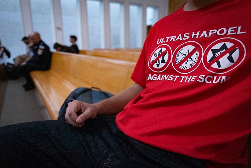 אוהד הפועל ת"א עם חולצת הסערה בבית המשפט