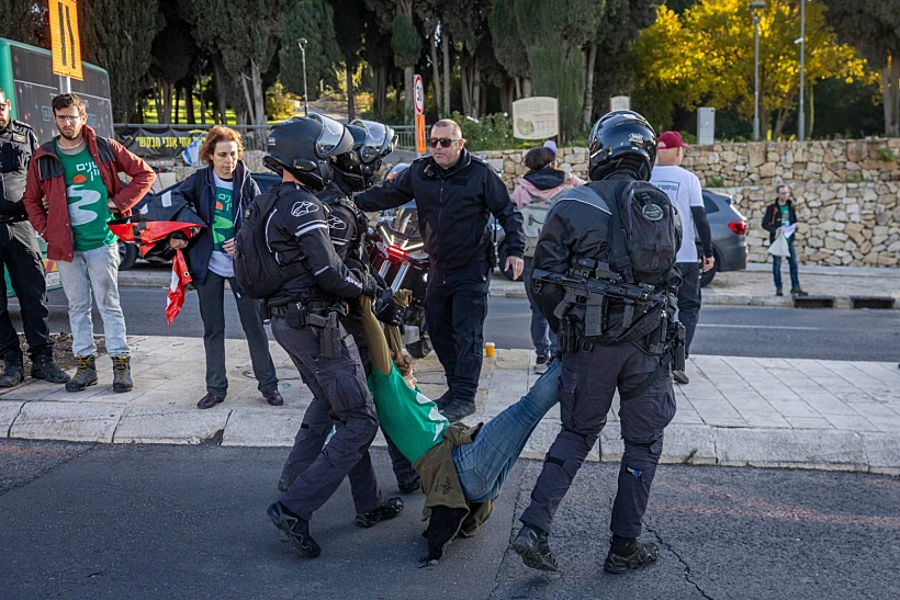פיזור הפגנה למען הקמת ועדת חקירה ממלכתית מול מעון רה"מ בירושלים