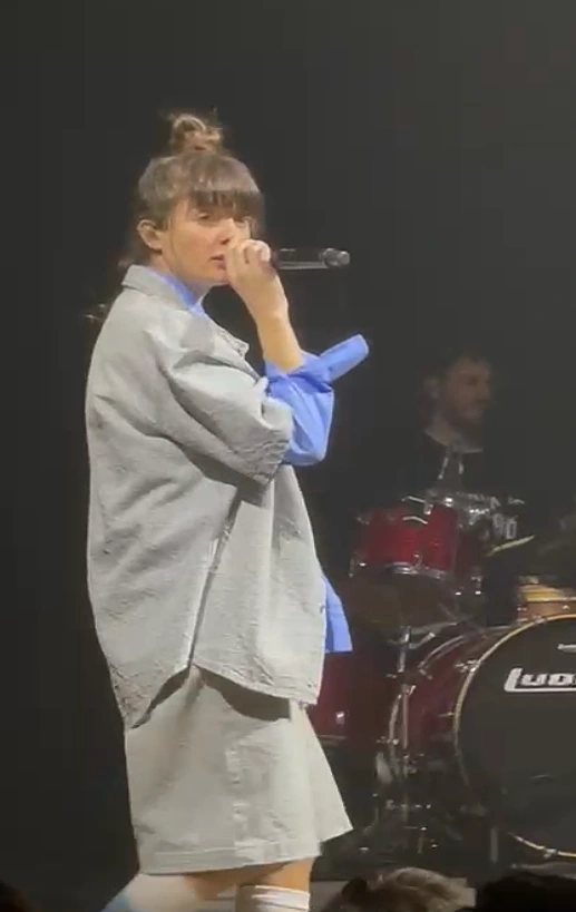 נגה ארז מופיעה בבארבי