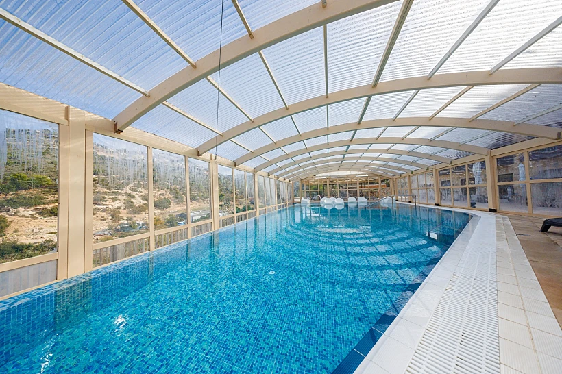 הבריכה המחוממת של מלון קדם