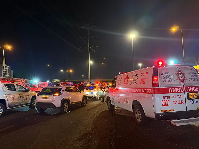 אמבולנס בזירת התאונה בכביש 4