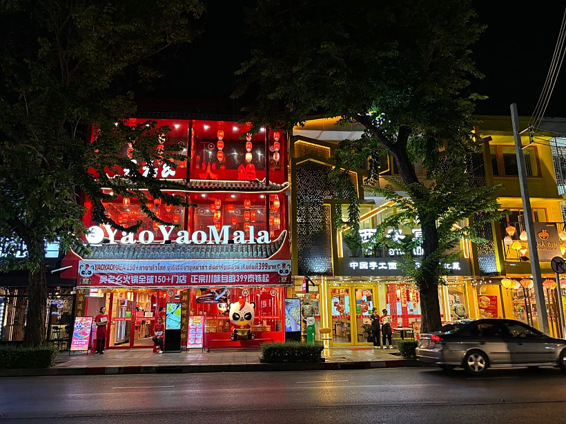 סיאול הקטנה - רחוב Banthat Thong בבנגקוק