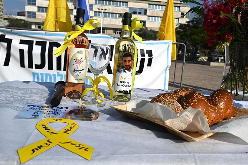 קבלת שבת בכיכר החטופים בתל אביב