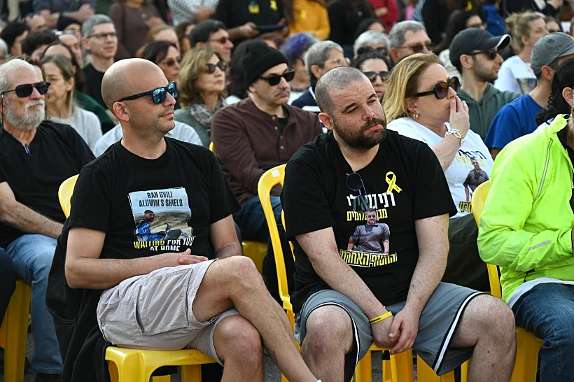 איתן ויאיר הורן בקבלת שבת בכיכר החטופים בתל אביב