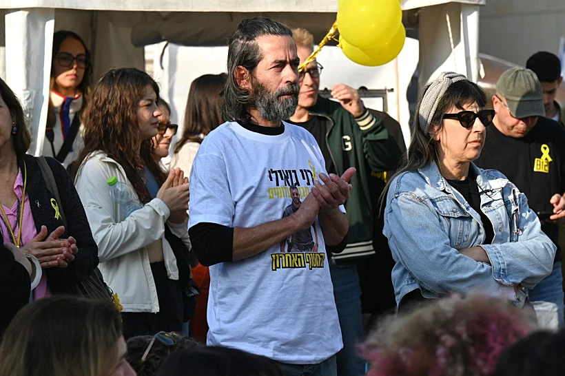 קבלת שבת בכיכר החטופים בתל אביב