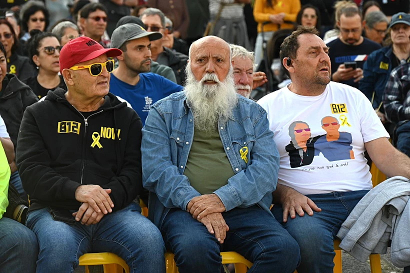 דני מירן, אביו של שורד השבי עמרי מירן, בקבלת שבת בכיכר החטופים בתל אביב