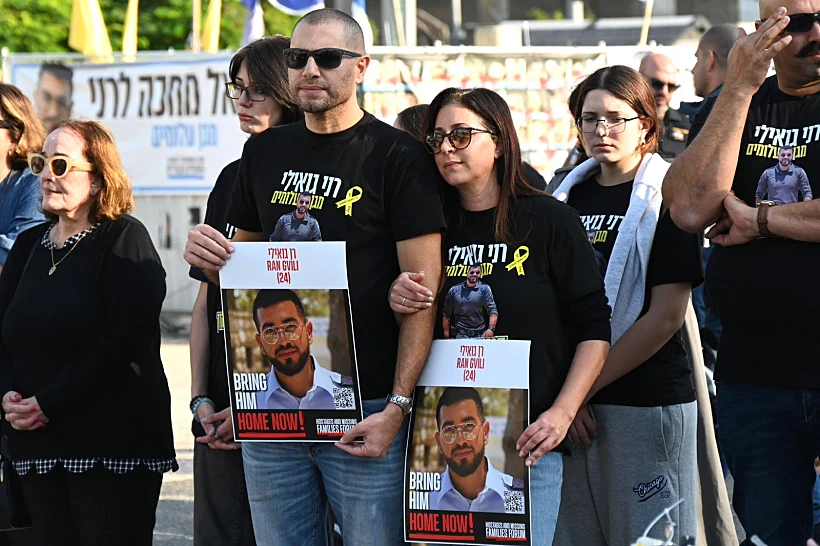 קבלת שבת בכיכר החטופים בתל אביב