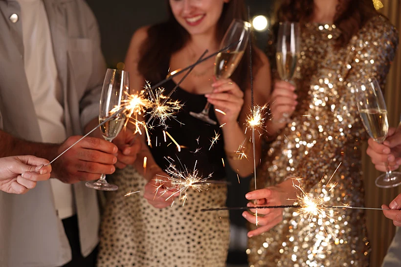 חגיגות הסילבסטר עם כוסות שמפניה
