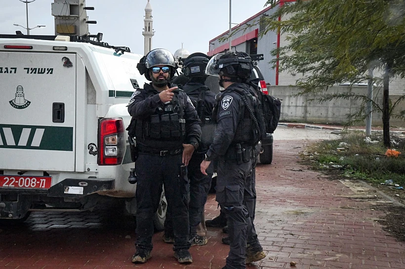 כוחות משטרה בפשיטה על תראבין שבנגב