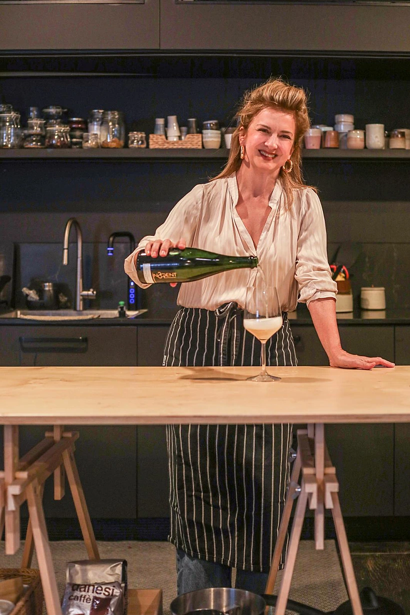 ליליאן ברטו מוזגת יין