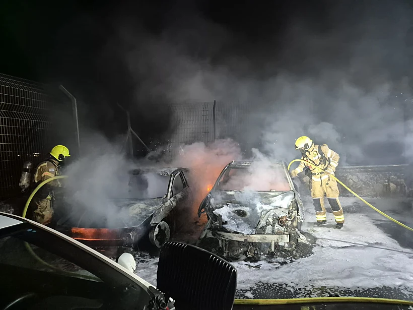 רכבים שעלו באש בלהבים