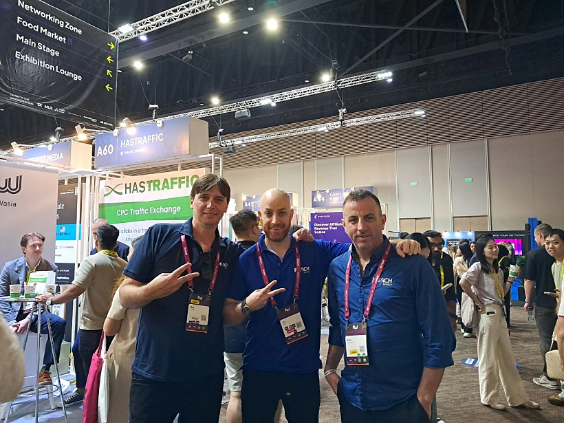 הנהלת Reacheffect בכנס Affiliate World בנגקוק, דצמבר 2025, מימין לשמאל: ערן גולדשמיד מנכ"ל, זיו נוי COO, אבי אילינסקי CMO