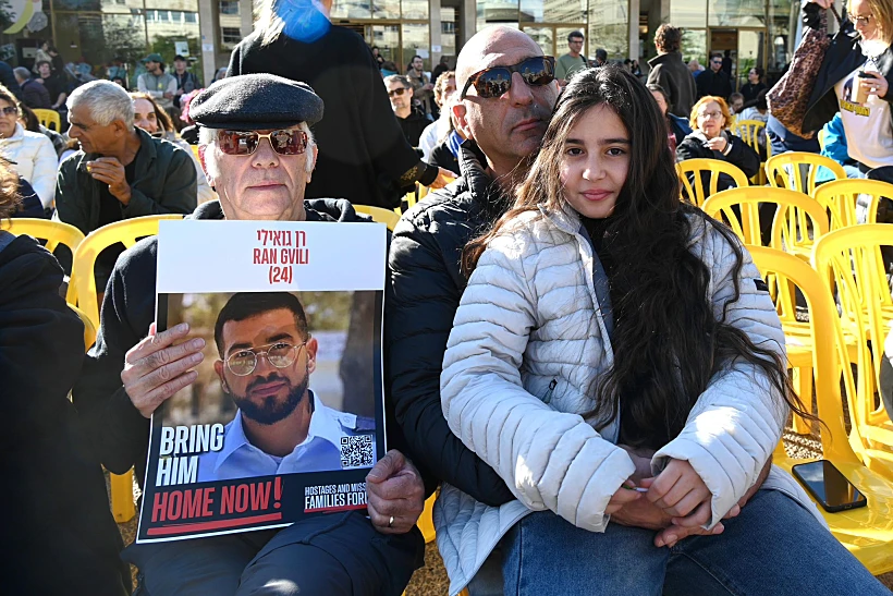 קבלת שבת בכיכר החטופים