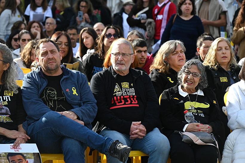 קבלת שבת בכיכר החטופים