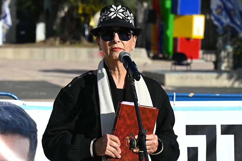 ורדה בר ברוך, סבתו של עידן אלכסנדר, בקבלת שבת בכיכר החטופים