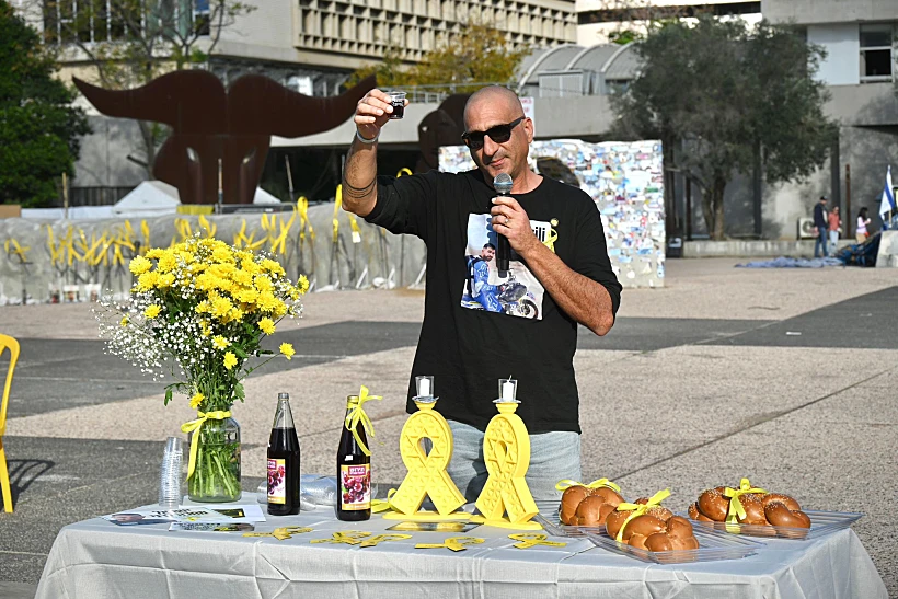 זיו ציוני, דודו של רן גואילי, בקבלת שבת בכיכר החטופים