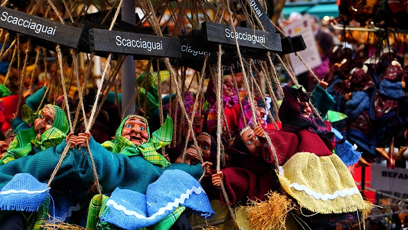 בובות בדמותה של ה-"Befana