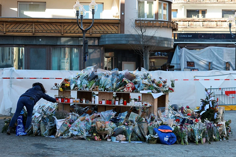 פרחים ונרות באתר האסון בשווייץ
