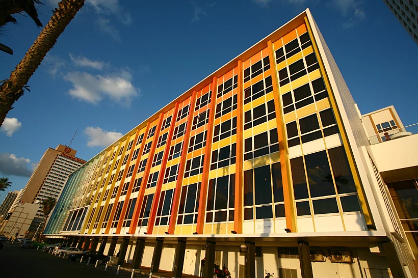 מלון דן בטיילת תל אביב, שעוצב ע"י יעקב אגם