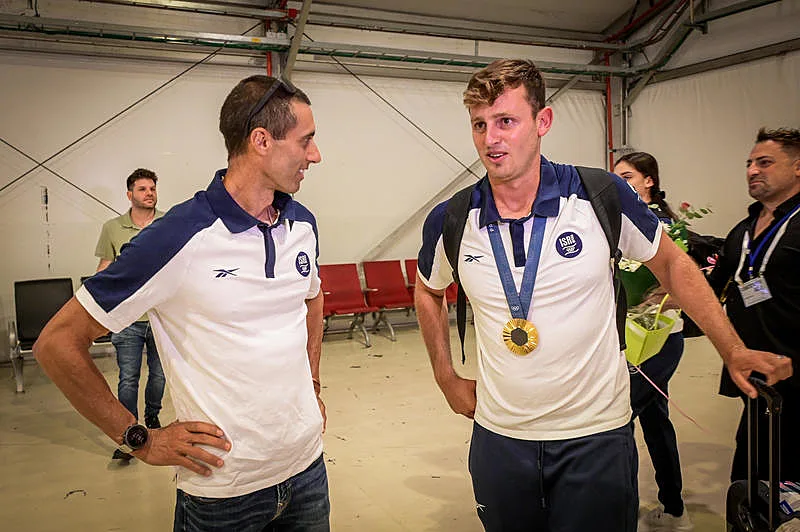 גל פרידמן ותום ראובני בנתב"ג לאחר אולימפיאדת פריז