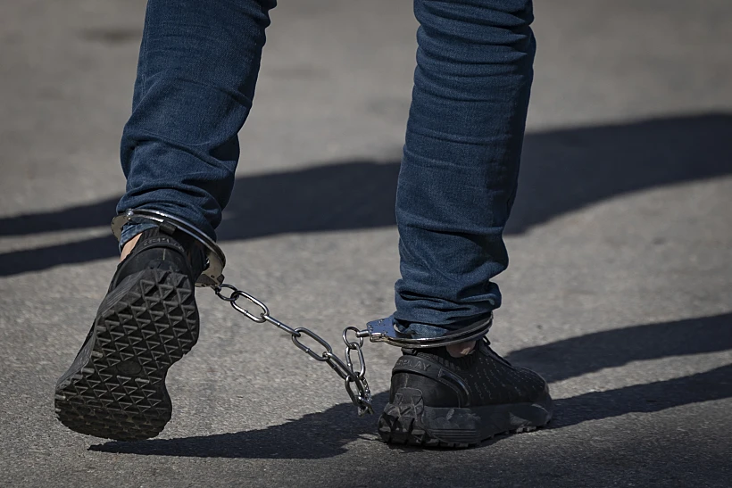 עצור באזיקים (ארכיון)