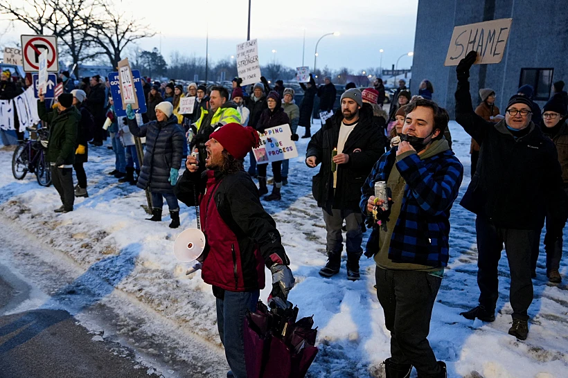 מפגינים נגד ICE בזירת הירי במיניאפוליס
