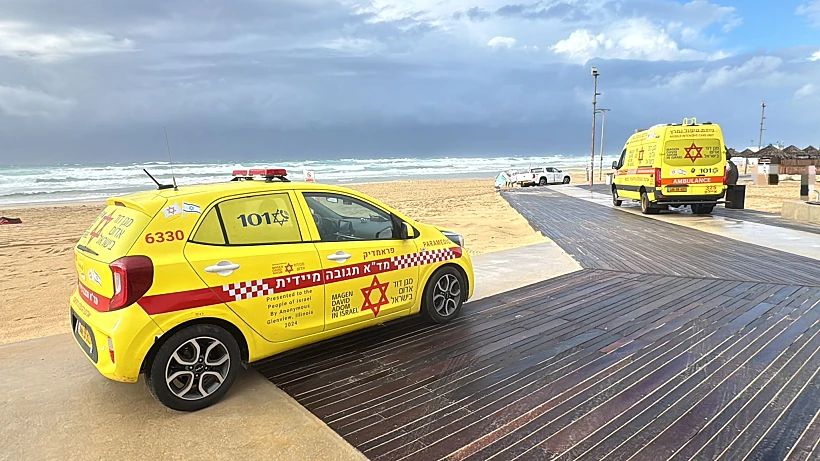 אמבולנסים בחוף הים בראשל"צ