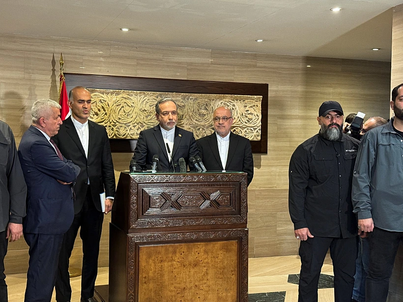 שר החוץ האיראני עבאס עראקצ'י במסיבת עיתונאים בביירות