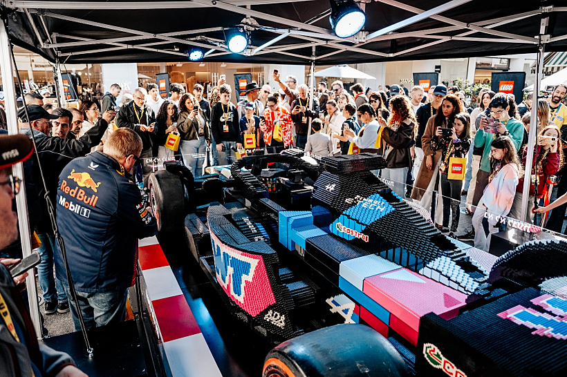 דגם הלגו הגדול ביותר של מכונית מרוץ מודרנית שנבנה אי פעם