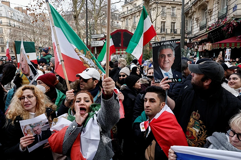 מפגינים בפריז בתמיכה בעם האיראני