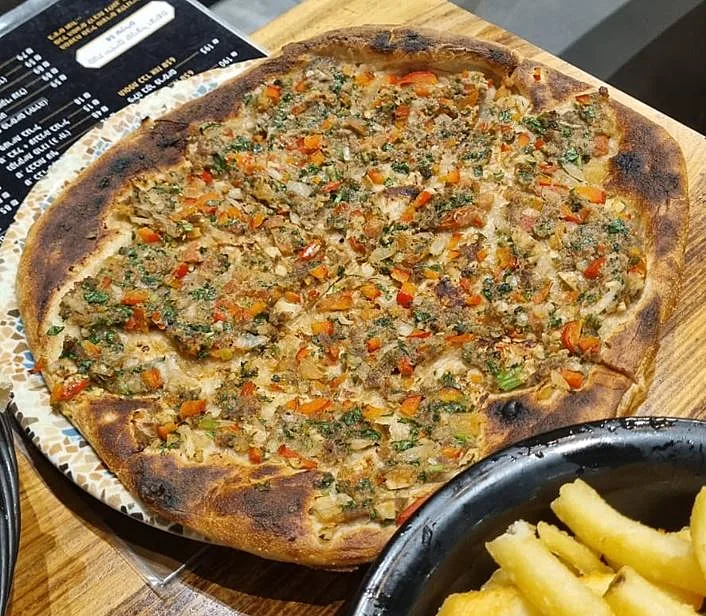 הלחמג'ון של שיפרה וג'מיל - מנה ששווה לחזור בשבילה