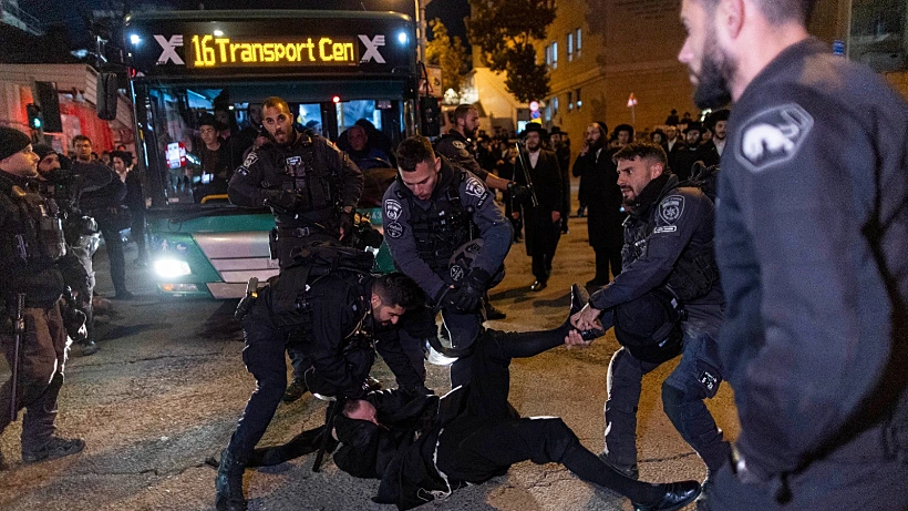 חרדים קיצונים מפגינים בירושלים נגד נתיחת גופות התינוקות