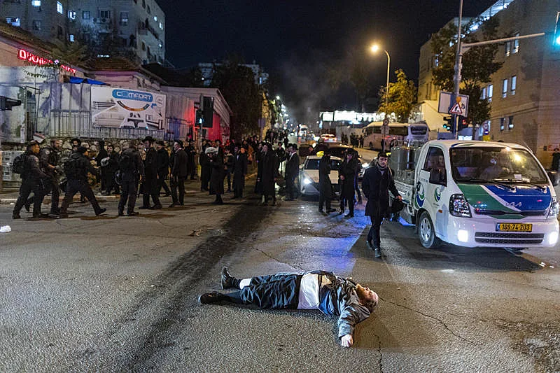 חרדים קיצונים מפגינים בירושלים נגד נתיחת גופות התינוקות