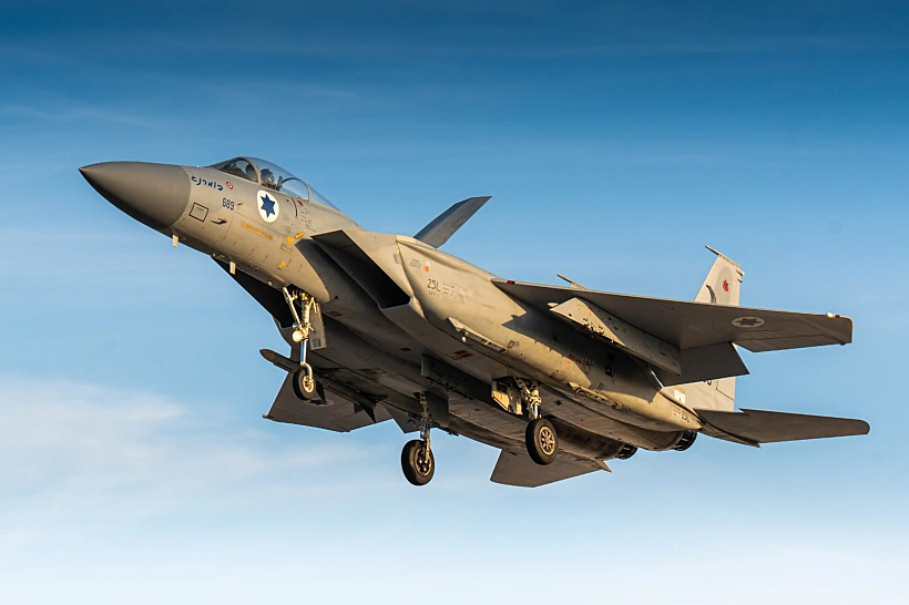 מטוס קרב של חיל האוויר ממריא לתקיפה באיראן