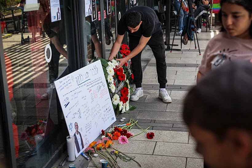 מדליקים נרות לזכר ימנו בנימין זלקה, שנרצח בערב יום העצמאות בפיצרייה בפתח תקווה