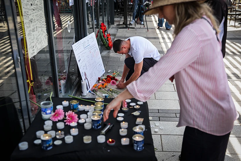 מדליקים נרות לזכר ימנו בנימין זלקה, שנרצח בערב יום העצמאות בפיצרייה בפתח תקווה