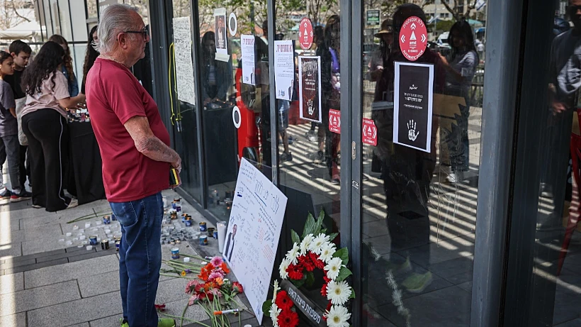 פרחים בזירת הרצח בפתח תקווה שבה נדקר למוות ימנו זלקה