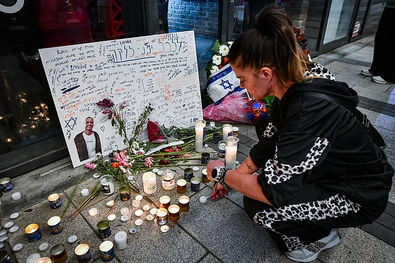 מדליקים נרות לזכר ימנו בנימין זלקה, שנרצח בערב יום העצמאות בפיצרייה בפתח תקווה