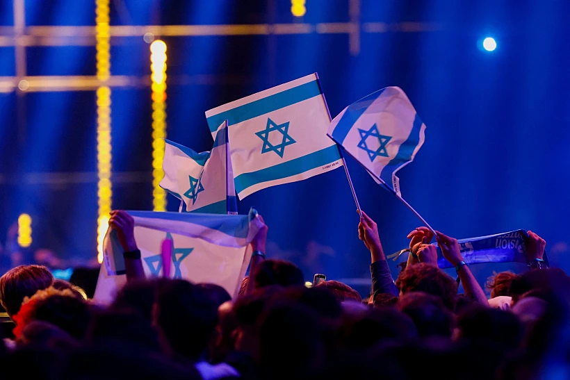 דגלי ישראל מונפים במהלך חצי גמר הראשון של אירוויזיון 2026