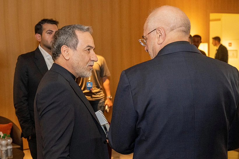 שר החוץ האיראני עבאס עראקצ'י בשווייץ עם יו"ר הפרלמנט האיראני מוחמד באקר קאליבאף