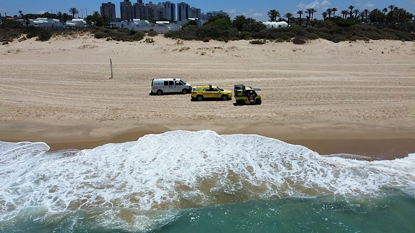 אמבולנסים של מד"א נערכים בחוף הים