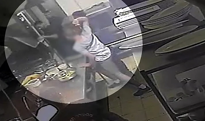 תיעוד השלכת סכין במסעדה