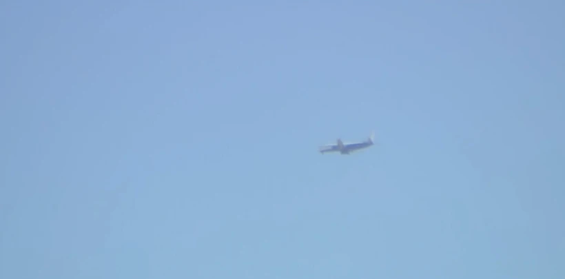 המטוס מתקרב לנחיתה בנתבג בלווי מטוסי קרב